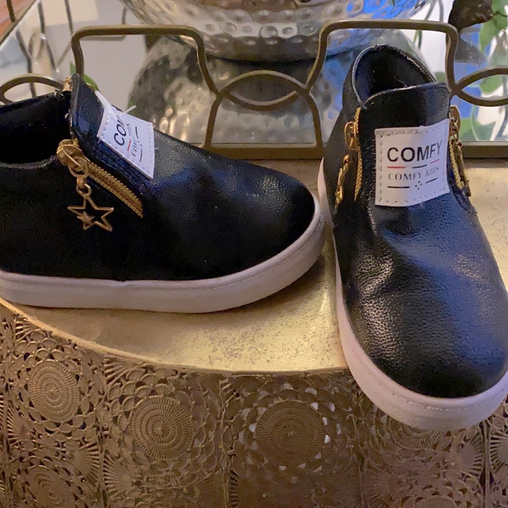 Little girls black Comfy Kids boots! Size 8!